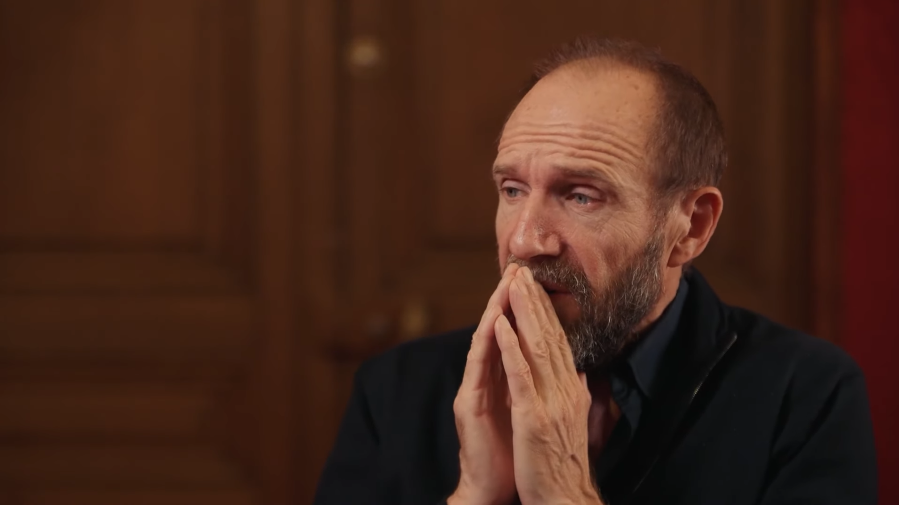 Скриншот интервью c&nbsp;Рэйфом Файнсом
Opéra national de Paris / YouTube&nbsp;&nbsp;