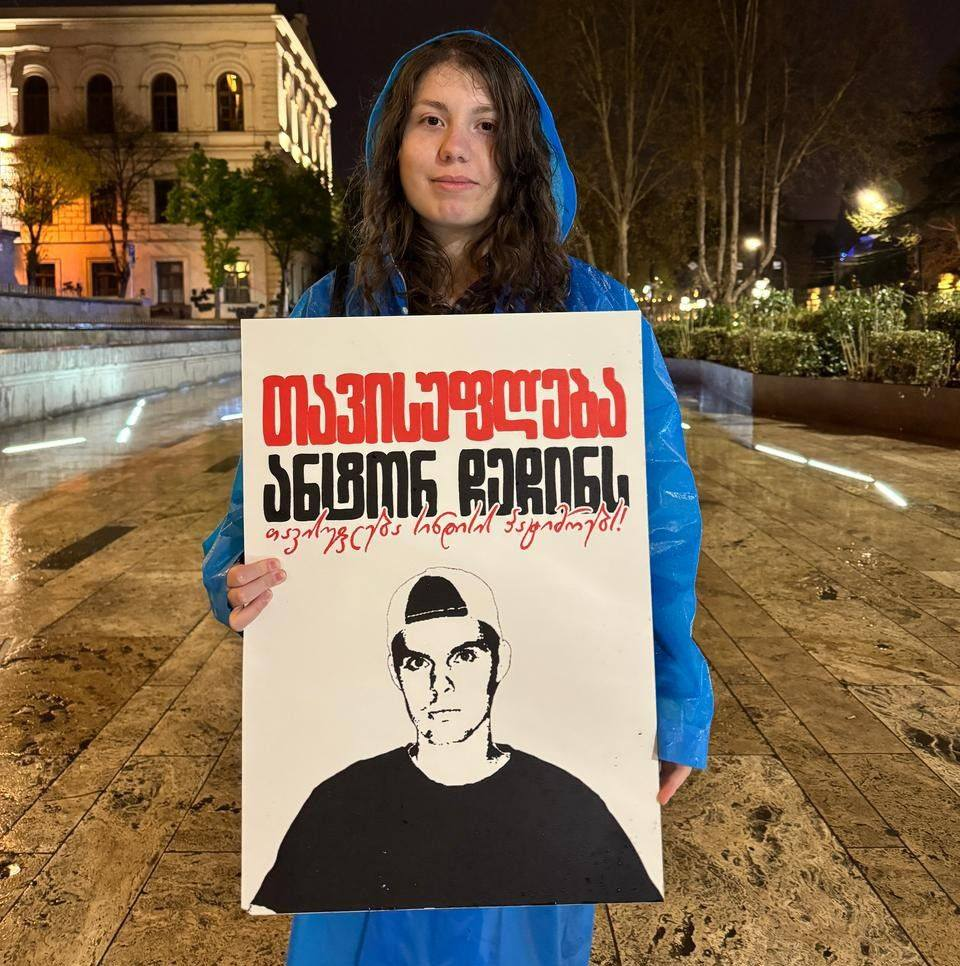 Манана Самхарадзе с плакатом в поддержку Антона Чечина
Facebook