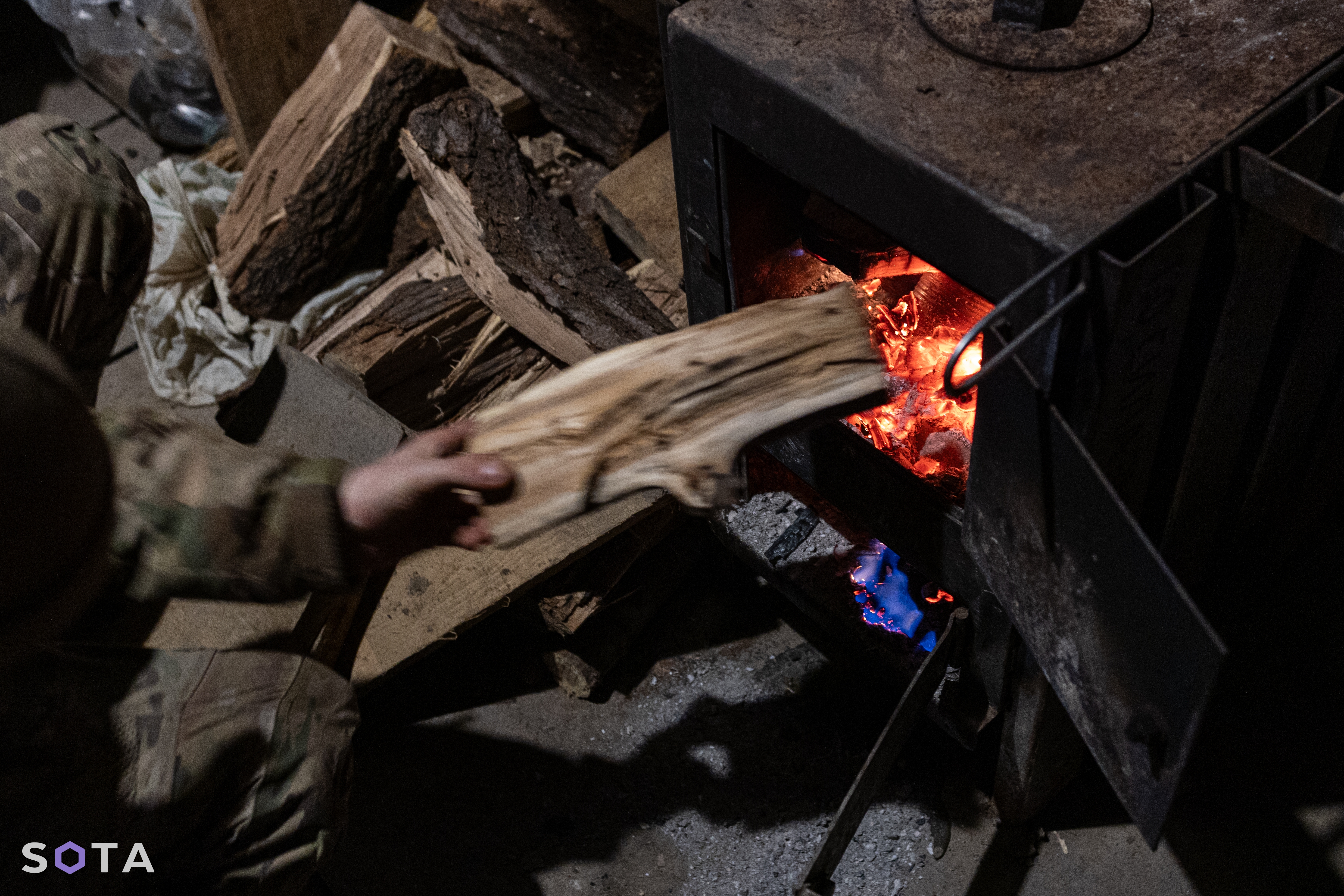 Военные растапливают печку дровами
Василий Крестьянинов / SOTA