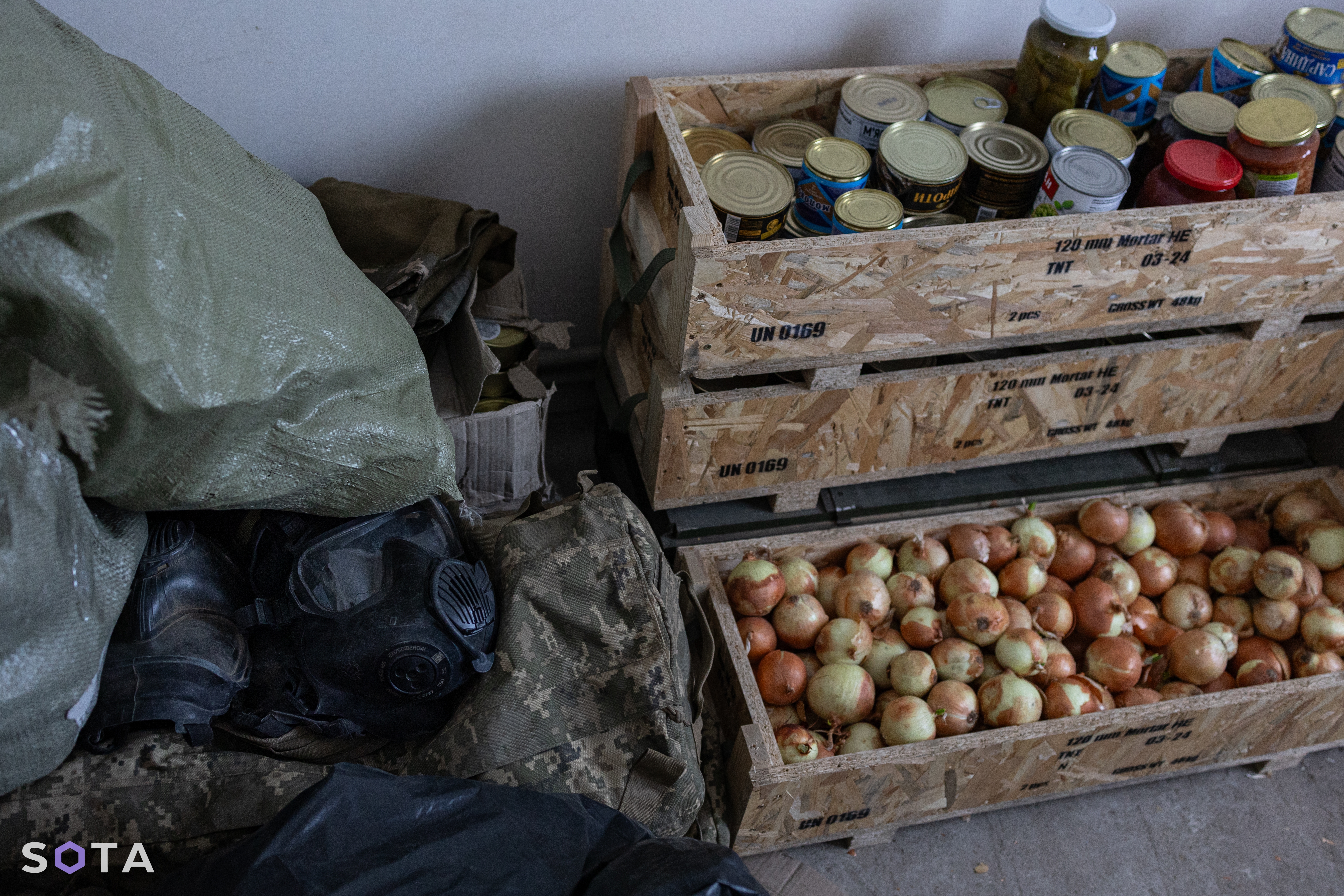 Маски химической защиты и продукты питания на складе в расположении «Легиона»
Василий Крестьянинов / SOTA