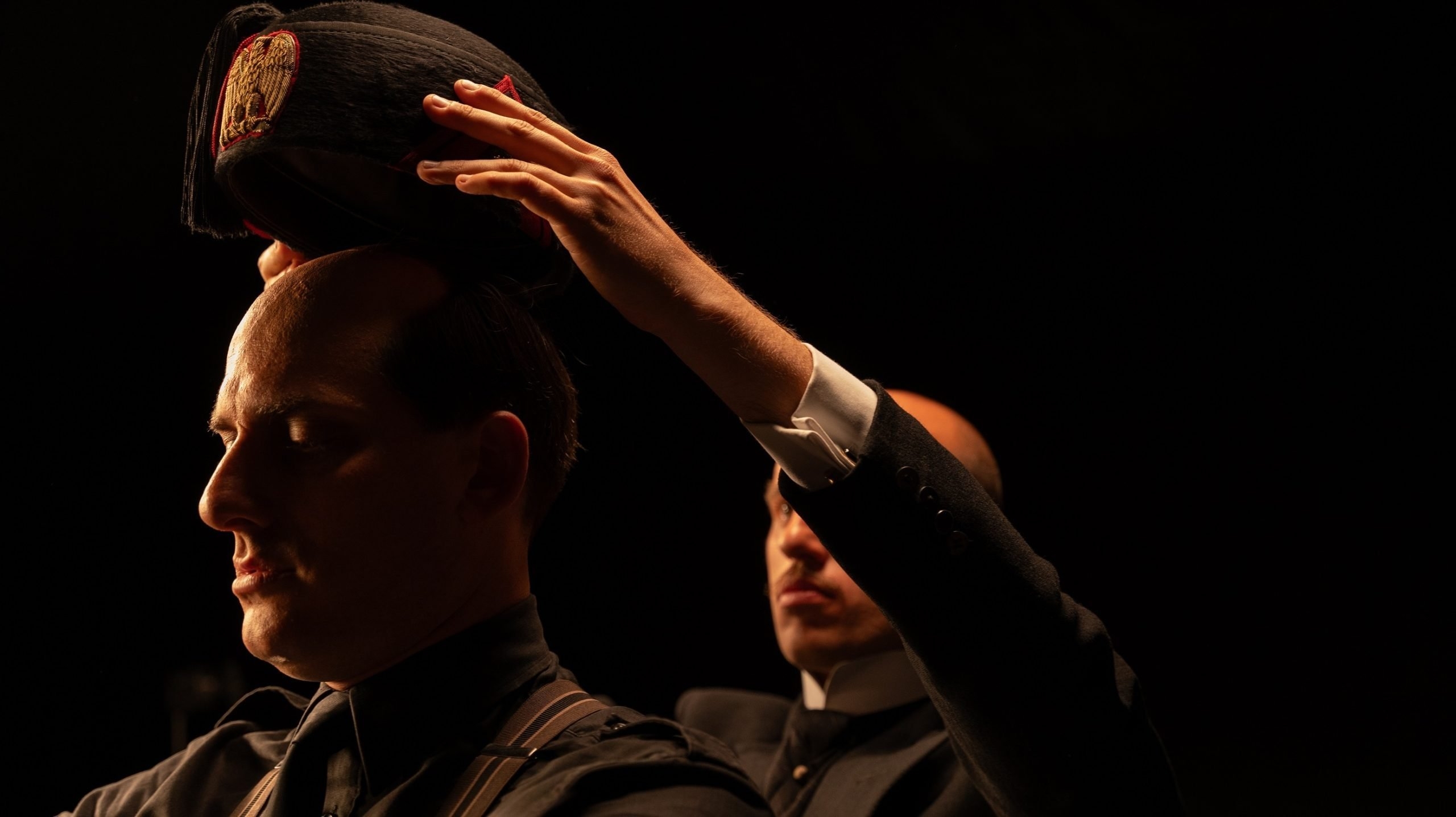 Обложка статьи Новый «Офис», потенциальный хоррор года «Орудия», трезвый Чарли Шин — главные новинки сентября