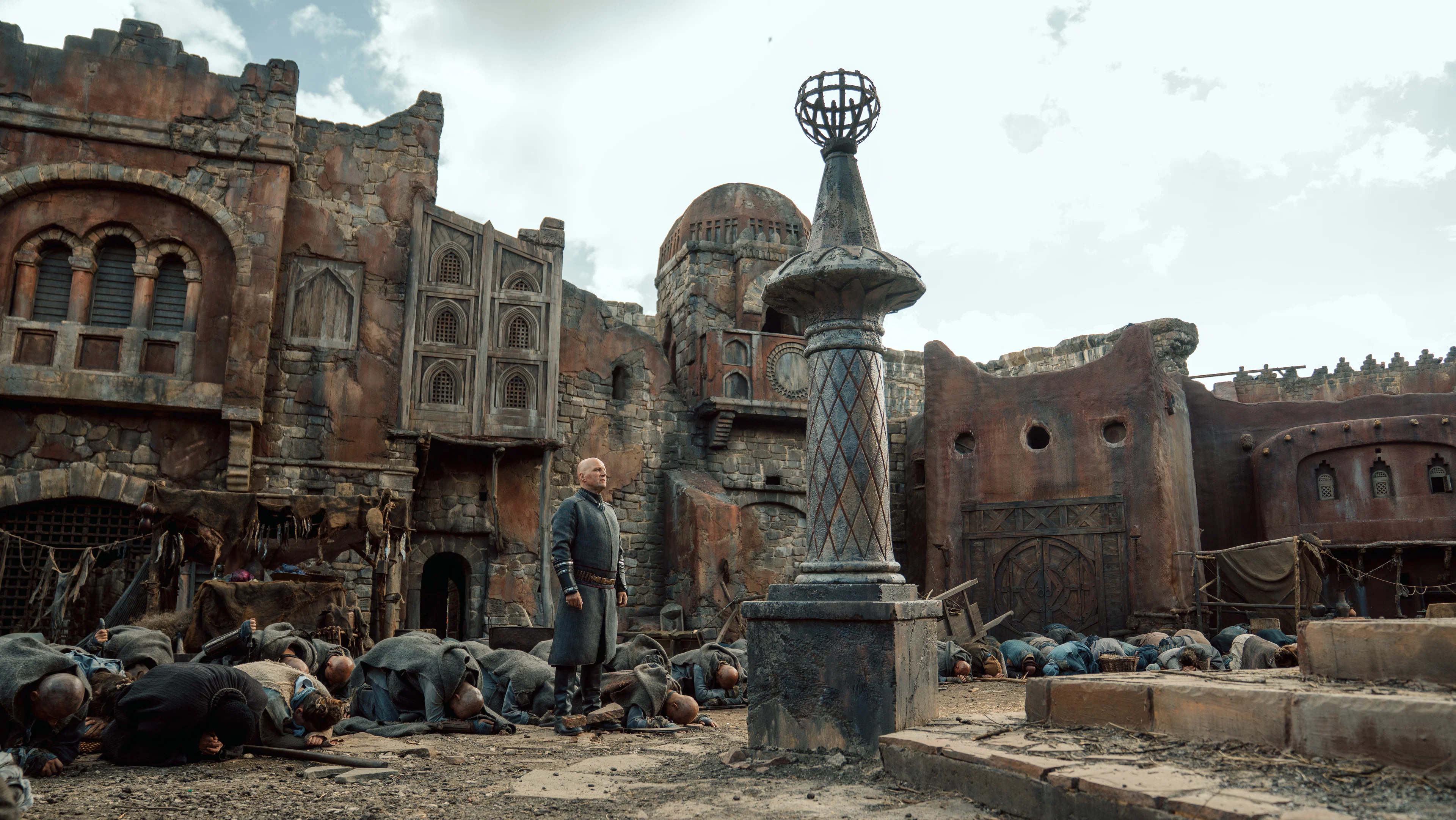 Фото со съёмок сериала&nbsp;«Трудно быть богом»
kinopoisk.ru