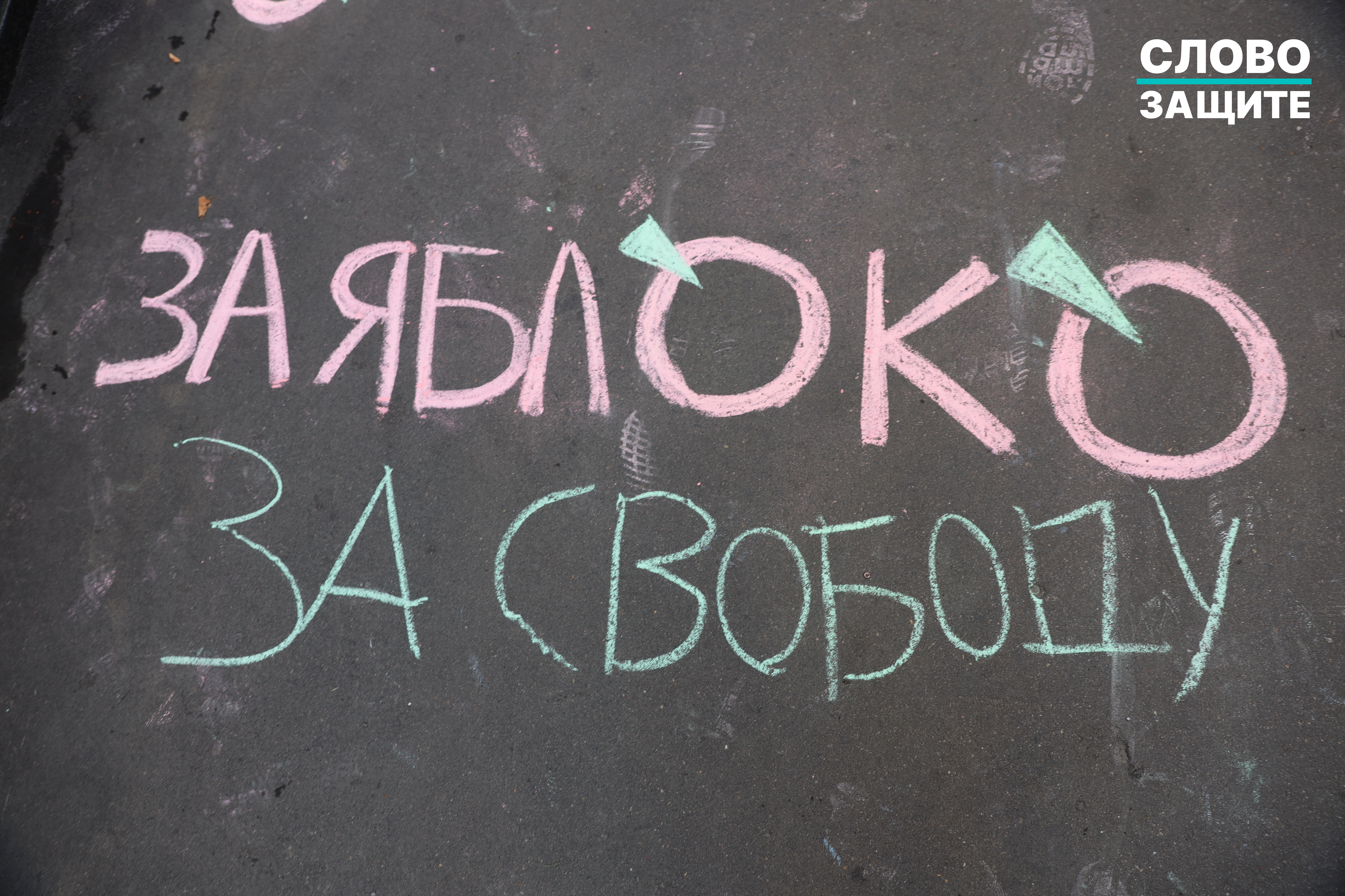 Обложка статьи Путин обделался от страха, башни Кремля поругались. Как политологи и политики объясняют снятие «Яблока» с выборов