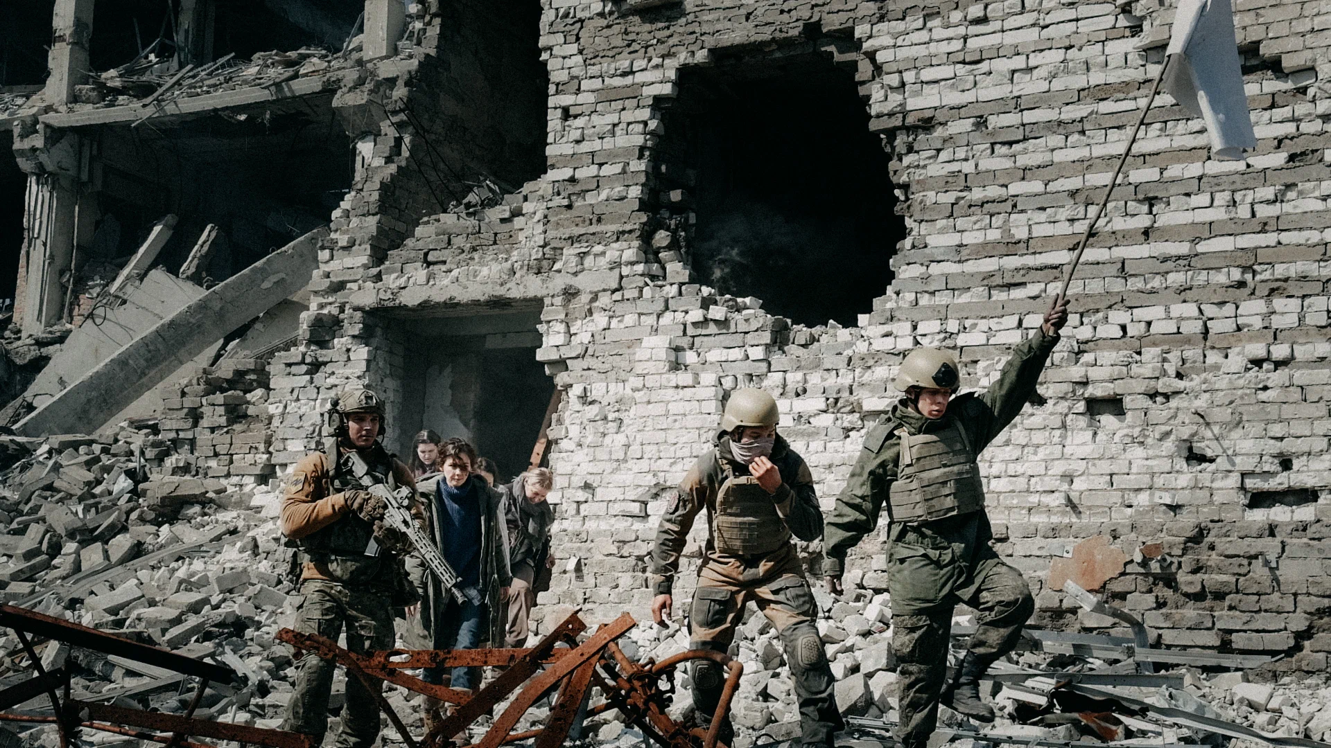 Фото со съёмок фильма «Малыш»
kinopoisk.ru